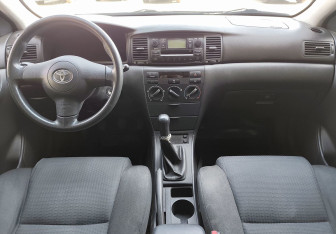 Подержанный автомобиль Toyota Corolla Hatchback 2006 года (10 фото)