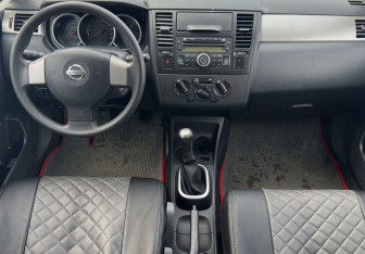 Подержанный автомобиль Nissan Tiida Hatchback 2013 года (10 фото)