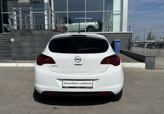 Подержанный автомобиль Opel Astra Hatchback 2011 года (6 фото)