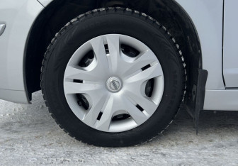 Подержанный автомобиль Nissan Tiida Hatchback 2013 года (15 фото)