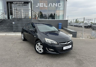 Подержанный автомобиль Opel Astra Hatchback 2012 года (3 фото)