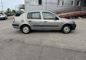 Подержанный автомобиль Renault Symbol 2005 года (4 фото)