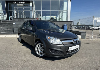 Подержанный автомобиль Opel Astra Sedan 2011 года (3 фото)