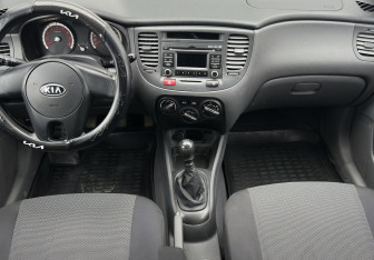 Подержанный автомобиль Kia Rio Hatchback 2010 года (10 фото)