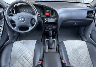 Подержанный автомобиль Hyundai Elantra Sedan 2005 года (10 фото)