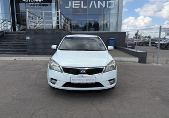 Подержанный автомобиль Kia Ceed Hatchback 2011 года (2 фото)