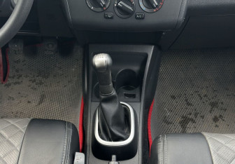 Подержанный автомобиль Nissan Tiida Hatchback 2013 года (11 фото)