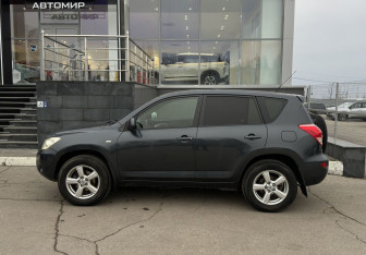 Подержанный автомобиль Toyota RAV4 2006 года (8 фото)