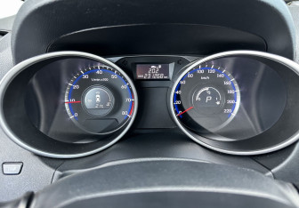 Подержанный автомобиль Hyundai ix35 2012 года (9 фото)