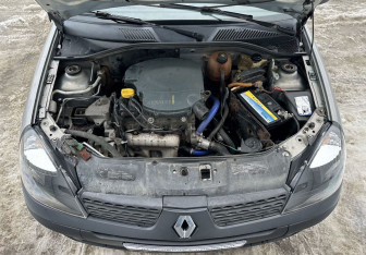 Подержанный автомобиль Renault Symbol 2005 года (14 фото)