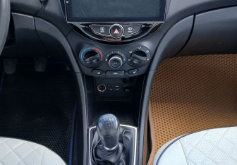 Подержанный автомобиль Hyundai Solaris Hatchback 2015 года (11 фото)