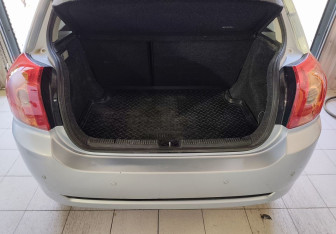 Подержанный автомобиль Toyota Corolla Hatchback 2006 года (13 фото)