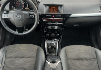 Подержанный автомобиль Opel Astra Sedan 2010 года (10 фото)