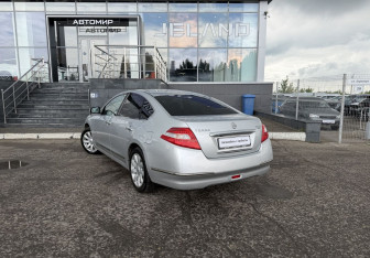 Подержанный автомобиль Nissan Teana 2009 года (7 фото)