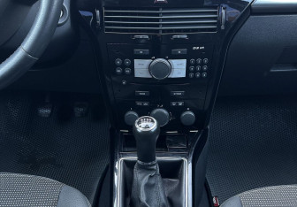 Подержанный автомобиль Opel Astra Sedan 2011 года (11 фото)