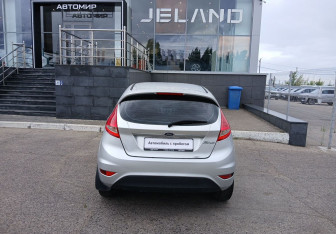 Подержанный автомобиль Ford Fiesta Hatchback 2010 года (6 фото)