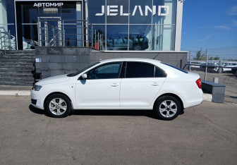 Подержанный автомобиль Skoda Rapid Liftback 2015 года (8 фото)