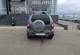 Подержанный автомобиль Chevrolet Niva 2008 года (6 фото)