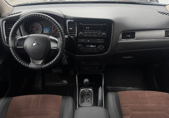 Подержанный автомобиль Mitsubishi Outlander 2018 года (10 фото)
