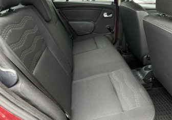 Подержанный автомобиль Renault Sandero 2012 года (12 фото)