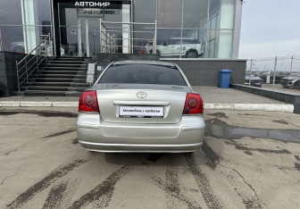 Подержанный автомобиль Toyota Avensis Sedan 2004 года (6 фото)