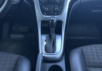 Подержанный автомобиль Opel Astra Hatchback 2013 года (11 фото)