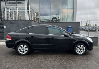 Подержанный автомобиль Opel Astra Sedan 2010 года (4 фото)