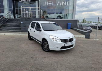 Подержанный автомобиль Renault Sandero 2011 года (3 фото)
