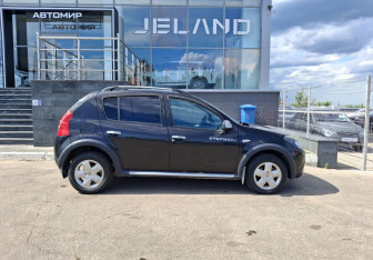 Подержанный автомобиль Renault Sandero 2011 года (4 фото)