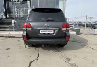 Подержанный автомобиль Toyota Land Cruiser Suv 2011 года (6 фото)