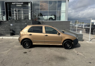 Подержанный автомобиль Skoda Fabia Hatchback 2001 года (4 фото)