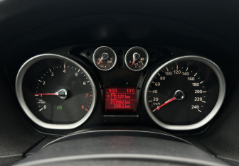 Подержанный автомобиль Ford Focus Hatchback 2007 года (9 фото)