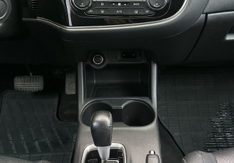 Подержанный автомобиль Mitsubishi Outlander 2012 года (10 фото)