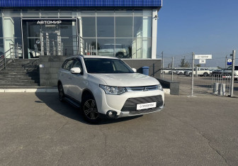 Подержанный автомобиль Mitsubishi Outlander 2014 года (3 фото)