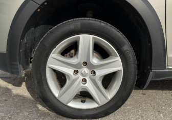 Подержанный автомобиль Renault Sandero 2017 года (14 фото)