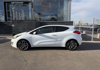 Подержанный автомобиль Kia Ceed Hatchback 2013 года (8 фото)