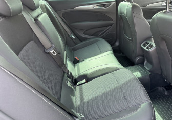 Подержанный автомобиль Opel Insignia Liftback 2018 года (12 фото)