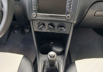 Подержанный автомобиль Volkswagen Polo Sedan 2011 года (11 фото)