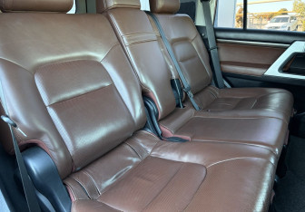 Подержанный автомобиль Toyota Land Cruiser Suv 2016 года (12 фото)