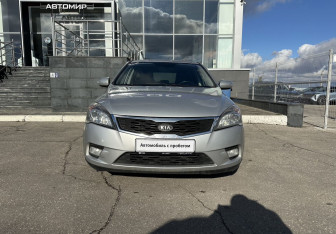 Подержанный автомобиль Kia Ceed Hatchback 2012 года (2 фото)