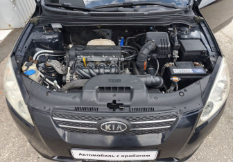 Подержанный автомобиль Kia Ceed Hatchback 2008 года (14 фото)