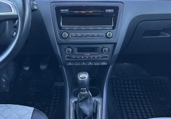 Подержанный автомобиль Skoda Rapid Liftback 2014 года (11 фото)