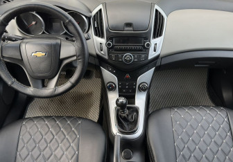 Подержанный автомобиль Chevrolet Cruze Hatchback 2013 года (10 фото)