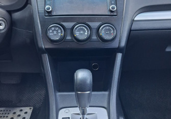 Подержанный автомобиль Subaru XV 2011 года (11 фото)