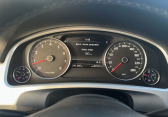 Подержанный автомобиль Volkswagen Touareg 2012 года (9 фото)