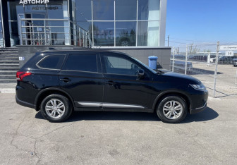 Подержанный автомобиль Mitsubishi Outlander 2021 года (4 фото)