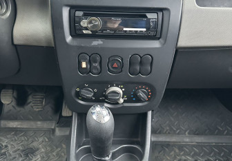 Подержанный автомобиль Renault Logan Sedan 2011 года (11 фото)