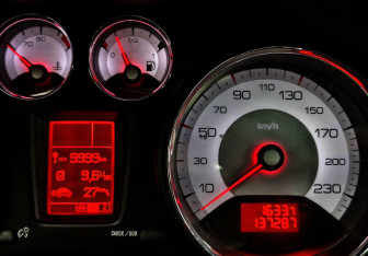 Подержанный автомобиль Peugeot 308 Hatchback 2008 года (16 фото)