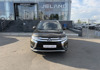 Подержанный автомобиль Mitsubishi Outlander 2015 года (2 фото)