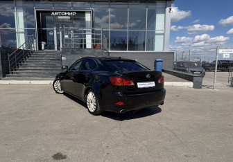 Подержанный автомобиль Lexus IS Sedan 2006 года (7 фото)